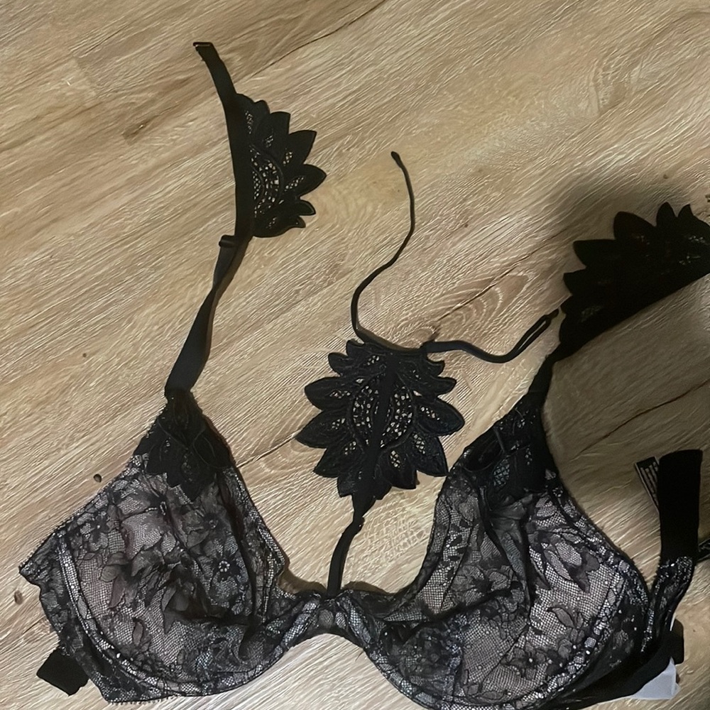 Victorias Secret collar optional very sexy bra